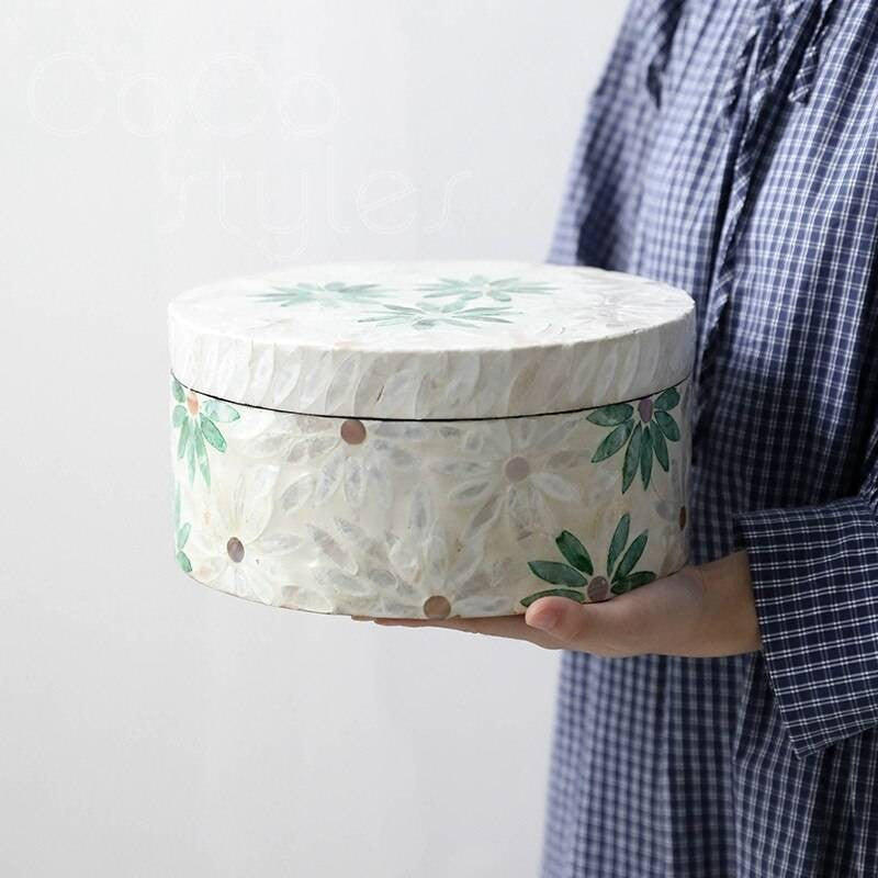 Mother of pearl round box – White and blue